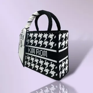 Túi Tote thêu tên hoạ tiết Houndstooth - anh 2