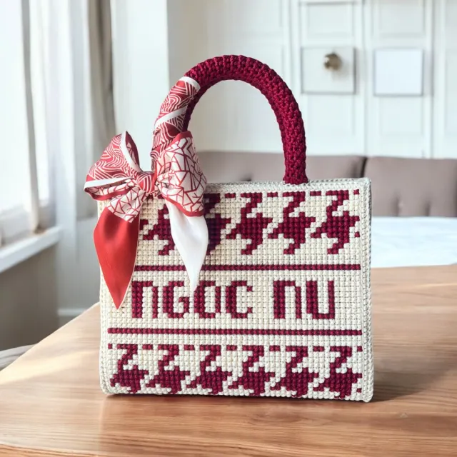 Túi Tote thêu tên hoạ tiết Houndstooth Đỏ Đô