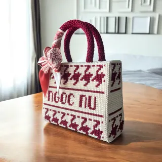 Túi Tote thêu tên hoạ tiết Houndstooth Đỏ Đô - anh 3